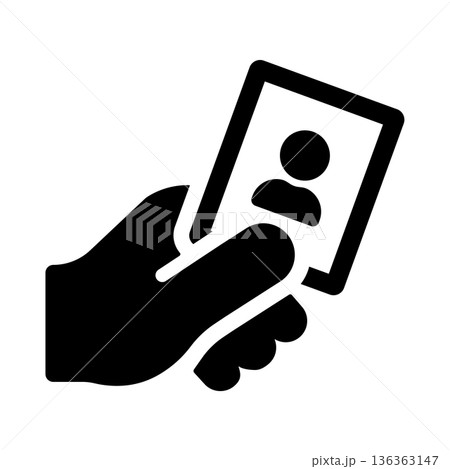 身分証明書の提示を表すアイコン 人物シルエットのカードを持つ手 身分証明書の提示を表すアイコン 人物シルエットのカードを持つ手 136363147