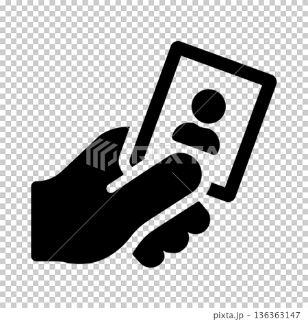 身分証明書の提示を表すアイコン 人物シルエットのカードを持つ手 身分証明書の提示を表すアイコン 人物シルエットのカードを持つ手 136363147