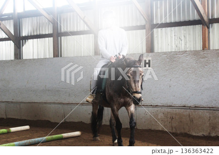 A guy walks on a horse on a horse 136363422