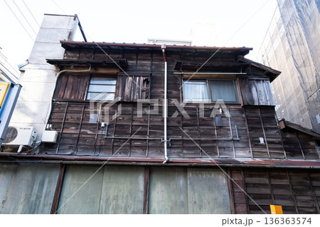 日本の古い住宅/二階建一軒家/古い家/昭和建築/一戸建て/木造住宅/ 136363574