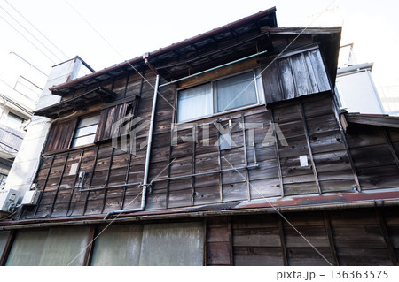 日本の古い住宅/二階建一軒家/古い家/昭和建築/一戸建て/木造住宅/ 日本の古い住宅/二階建一軒家/古い家/昭和建築/一戸建て/木造住宅/ 136363575