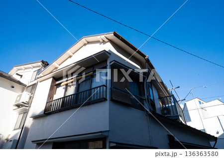 モルタル造りの2階建て住宅、木造建築の中古物件 136363580