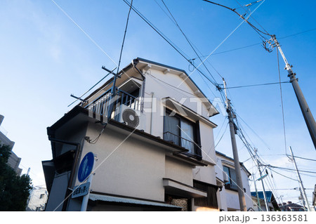モルタル造りの2階建て住宅、木造建築の中古物件 モルタル造りの2階建て住宅、木造建築の中古物件 136363581