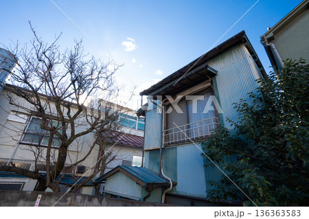 老朽化した家,日本の古い家,狭小住宅,一戸建て,一軒家,古い家,昭和建築, 136363583