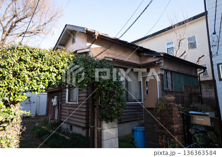 平屋の品のあるモダン建築/庭付き一戸建ての木造平屋/ 136363584