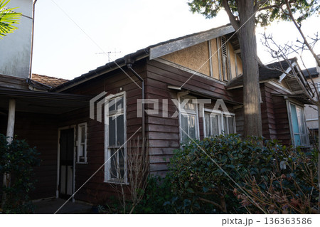 平屋の品のあるモダン建築/庭付き一戸建ての木造平屋/ 136363586