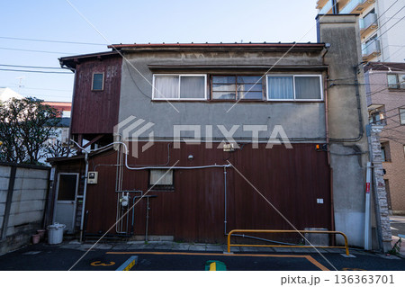 日本の古い住宅/庭付き二階建一軒家/蔦の絡まった古い家/鬱蒼とした昭和建築/アパート付き/一戸建て/ 136363701