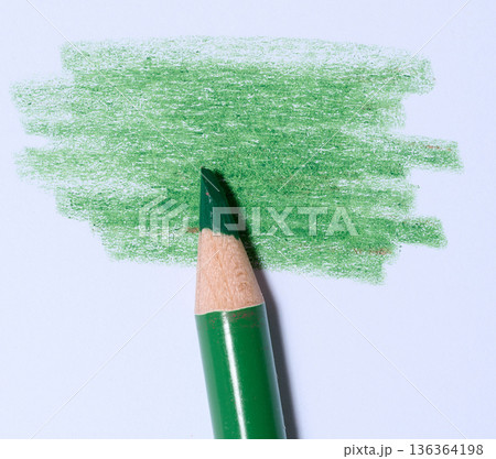 Green lead pencil and shading on white paper, close up 136364198