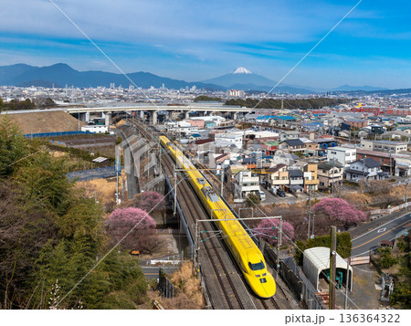 富士山とドクターイエロー 富士山とドクターイエロー 136364322