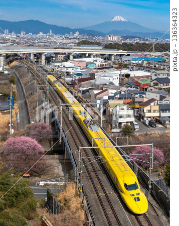 富士山とドクターイエロー 136364323