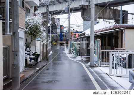 【大田区】雪が積もった早朝の馬込の街並み 【大田区】雪が積もった早朝の馬込の街並み 136365247