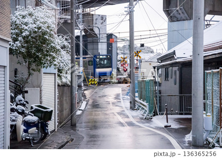 【大田区】雪が積もった早朝の馬込の街並み 136365256