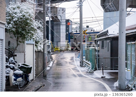 【大田区】雪が積もった早朝の馬込の街並み 【大田区】雪が積もった早朝の馬込の街並み 136365260