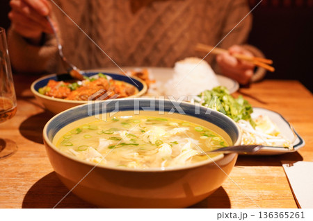 ベトナムの国民的麺料理 米粉麺フォーのクローズアップとベトナム料理を楽しむアジア女性 ベトナムの国民的麺料理 米粉麺フォーのクローズアップとベトナム料理を楽しむアジア女性 136365261