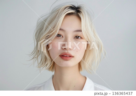 ハイトーンヘアの日本人女性 ポートレート 美容 ヘアスタイル 透明感 136365437