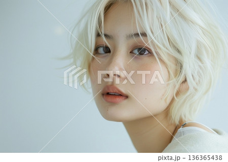 ハイトーンヘアの日本人女性 ポートレート 美容 ヘアスタイル 透明感 136365438