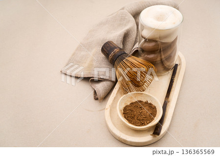 Hojicha latte beverage with roasted green tea powder Hojicha latte beverage with roasted green tea powder 136365569