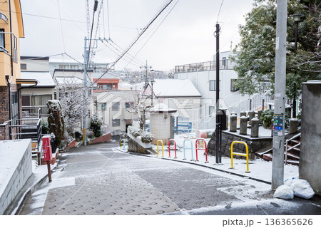 【大田区】雪が積もった早朝の街並み 136365626