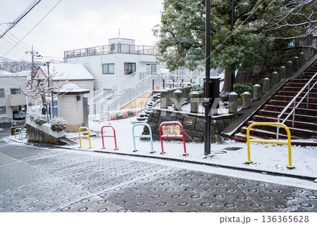 【大田区】雪が積もった早朝の街並み 136365628
