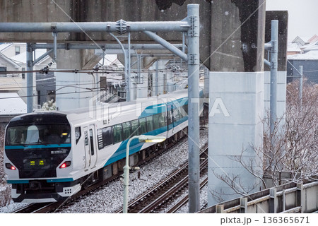 【大田区】雪が積もった早朝の馬込の街並み 136365671