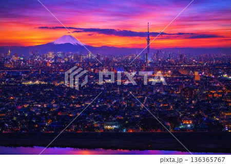 夕焼けの富士山と東京スカイツリー 136365767