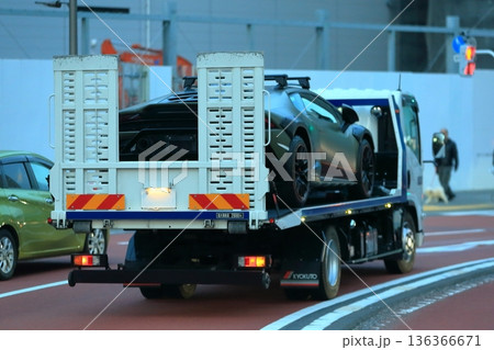 スポーツカーを搬送中のキャリアカー　イメージ 136366671