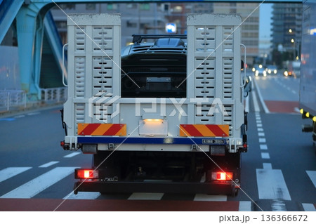 スポーツカーを搬送中のキャリアカー　イメージ 136366672