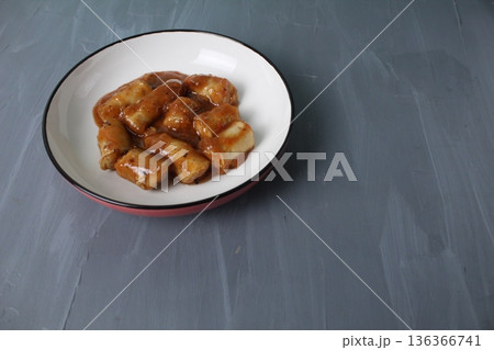 Pieces of sausages in a plate on a gray background with space for copyspace text. Chicken meat dishes. Pieces of sausages in a plate on a gray background with space for copyspace text. Chicken meat dishes. 136366741