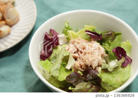 ツナと野菜のサラダ 136366926
