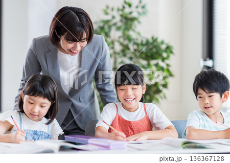 塾で勉強をする小学生。 塾で勉強をする小学生。 136367128