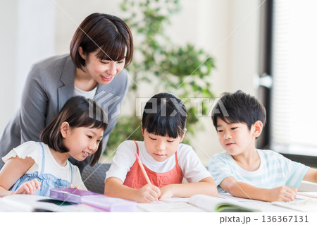 塾で勉強をする小学生。 塾で勉強をする小学生。 136367131