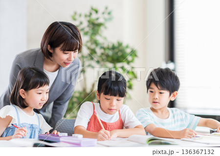塾で勉強をする小学生。 136367132