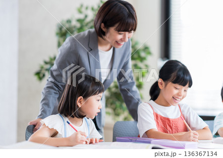 塾で勉強をする小学生。 塾で勉強をする小学生。 136367134