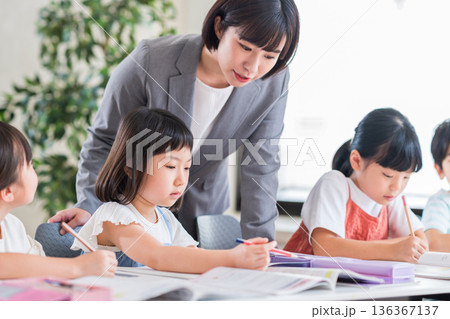 塾で勉強をする小学生。 塾で勉強をする小学生。 136367137