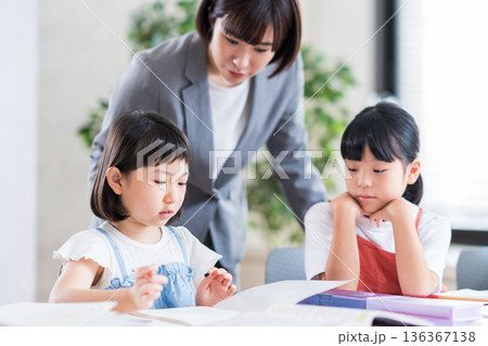 塾で勉強をする小学生。 塾で勉強をする小学生。 136367138