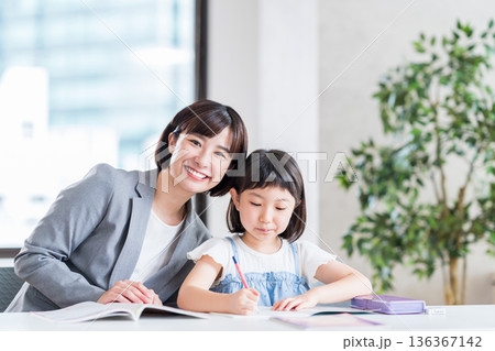 塾で勉強をする小学生。 塾で勉強をする小学生。 136367142