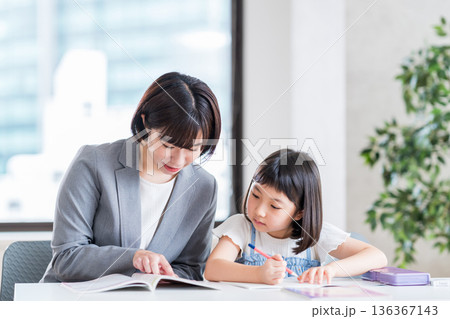 塾で勉強をする小学生。 136367143