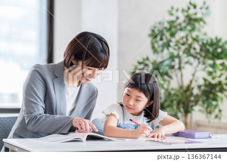 塾で勉強をする小学生。 136367144