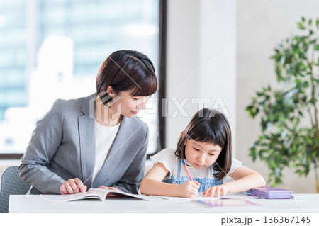 塾で勉強をする小学生。 136367145