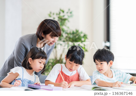 塾で勉強をする小学生。 136367146