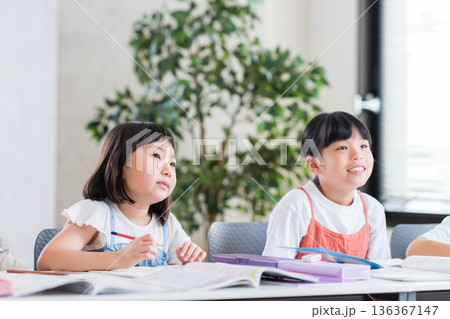 塾で勉強をする小学生。 136367147