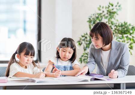 塾で勉強をする小学生。 136367149