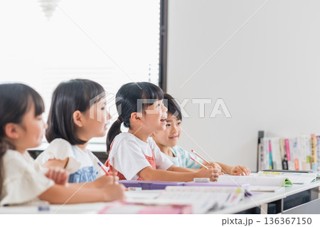 塾で勉強をする小学生。 136367150