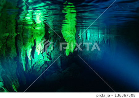 水中洞窟と鍾乳洞　パラオの海　ダイビングの風景 136367309