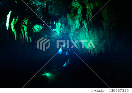 水中洞窟を泳ぐダイバー　パラオの海　ダイビングの風景 136367336