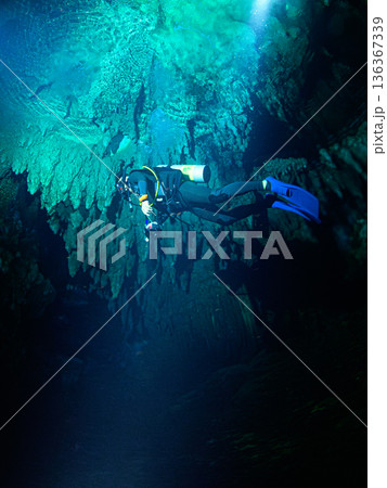 水中洞窟を泳ぐダイバー　パラオの海　ダイビングの風景 136367339