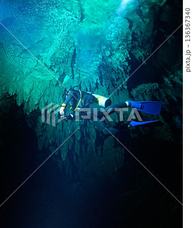 水中洞窟を泳ぐダイバー　パラオの海　ダイビングの風景 136367340