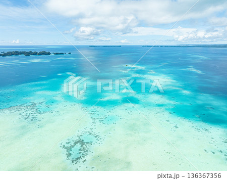 空から見る美しい海　パラオの風景　ジャーマンチャネル 136367356