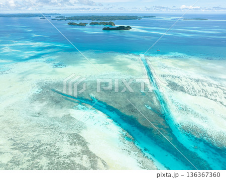 空から見る美しい海　パラオの風景　ジャーマンチャネル 136367360