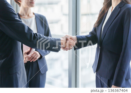 握手するビジネスパーソン 握手するビジネスパーソン 136367404